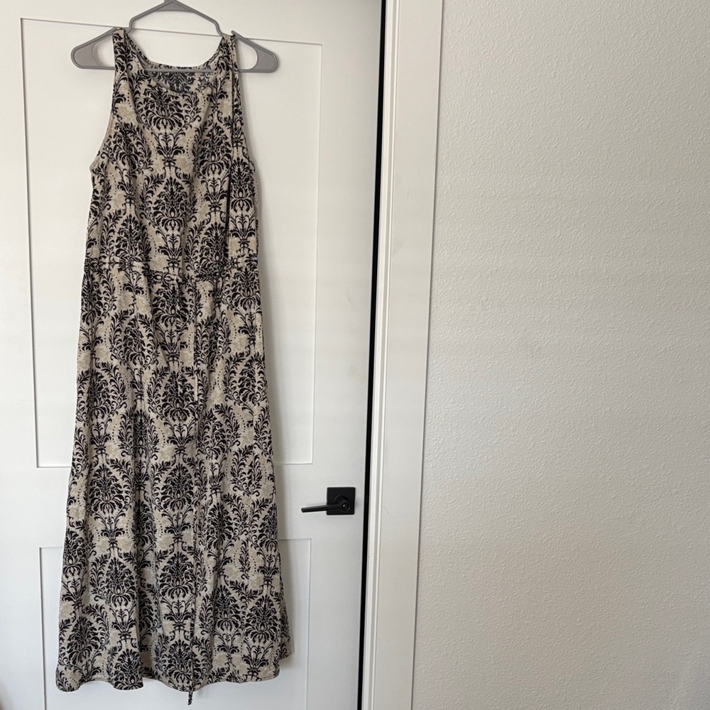 Elegant Black and Cream Maxi Dress